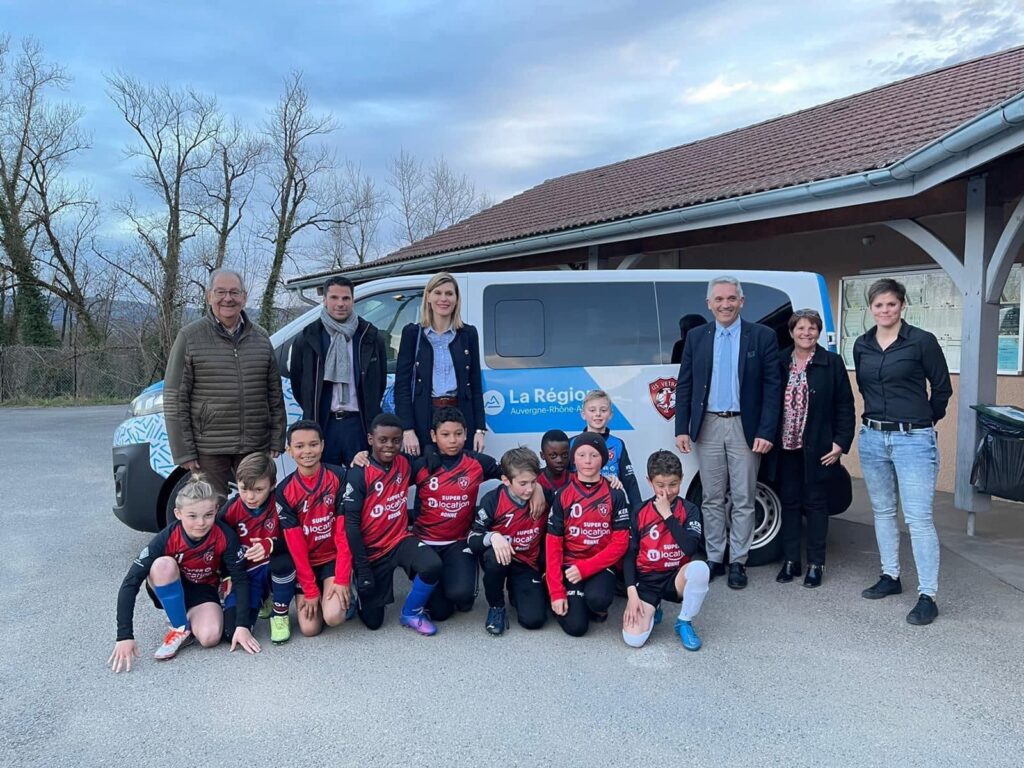 VétrazMonthoux / remise officielle du minibus de la région par Cyril
